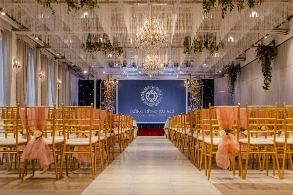 Trống Đồng Palace cung cấp màn chiếu lớn cùng hệ thống cơ sở vật chất hiện đại cho các cơ sở tổ chức tiệc cưới ở Hà Nội
