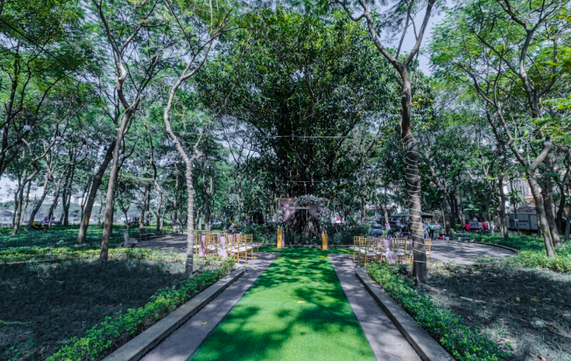 Khoảng sân vườn nhỏ xinh ẩn mình dưới những tán cây xanh mướt của Trống Đồng Palace Linh Đàm là địa điểm lý tưởng để tổ chức tiệc cưới ngoài trời ở Hà Nội