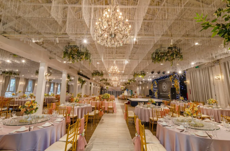 Không gian tiệc cưới lung linh lãng mạn của sảnh tiệc trong nhà tại Trống Đồng Palace Linh Đàm Park