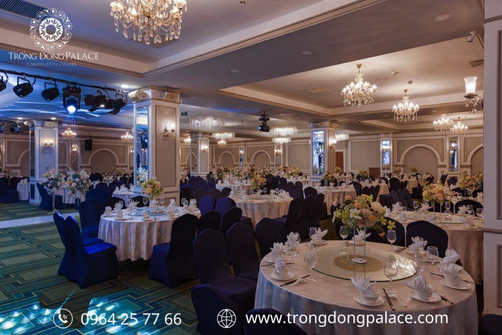 Sự kết hợp giữa những đường vòm mềm mại, ánh đèn chùm ấm áp và sắc hoa tinh tế biến nơi đây thành một phòng hội nghị cao cấp