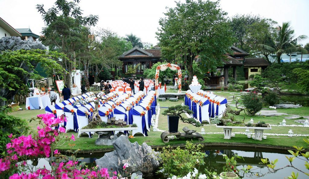 Nhà hàng kiểu Pháp với không gian tiệc cưới ngoài trời rộng lớn, tươi mát