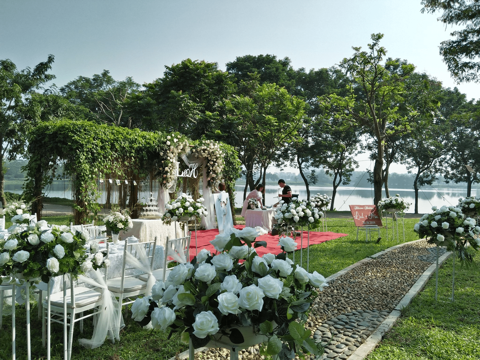 Tiệc cưới với màu trắng tinh khôi vào chiều mùa thu Hà Nội