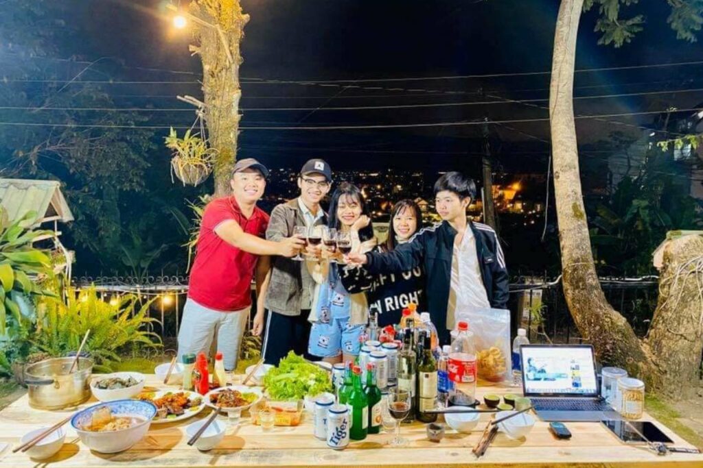 Tiệc sinh nhật ấm cúng tại homestay hoặc villa