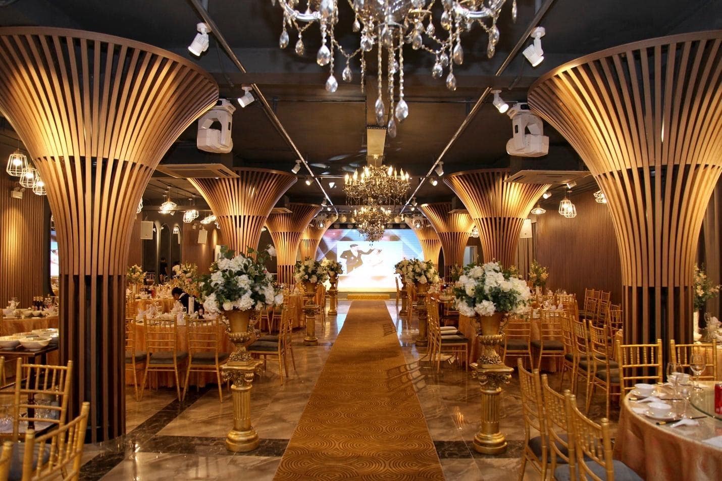 Không gian tiệc cưới đẳng cấp theo lối thiết kế hoàng gia (Nguồn: Queen Bee)
