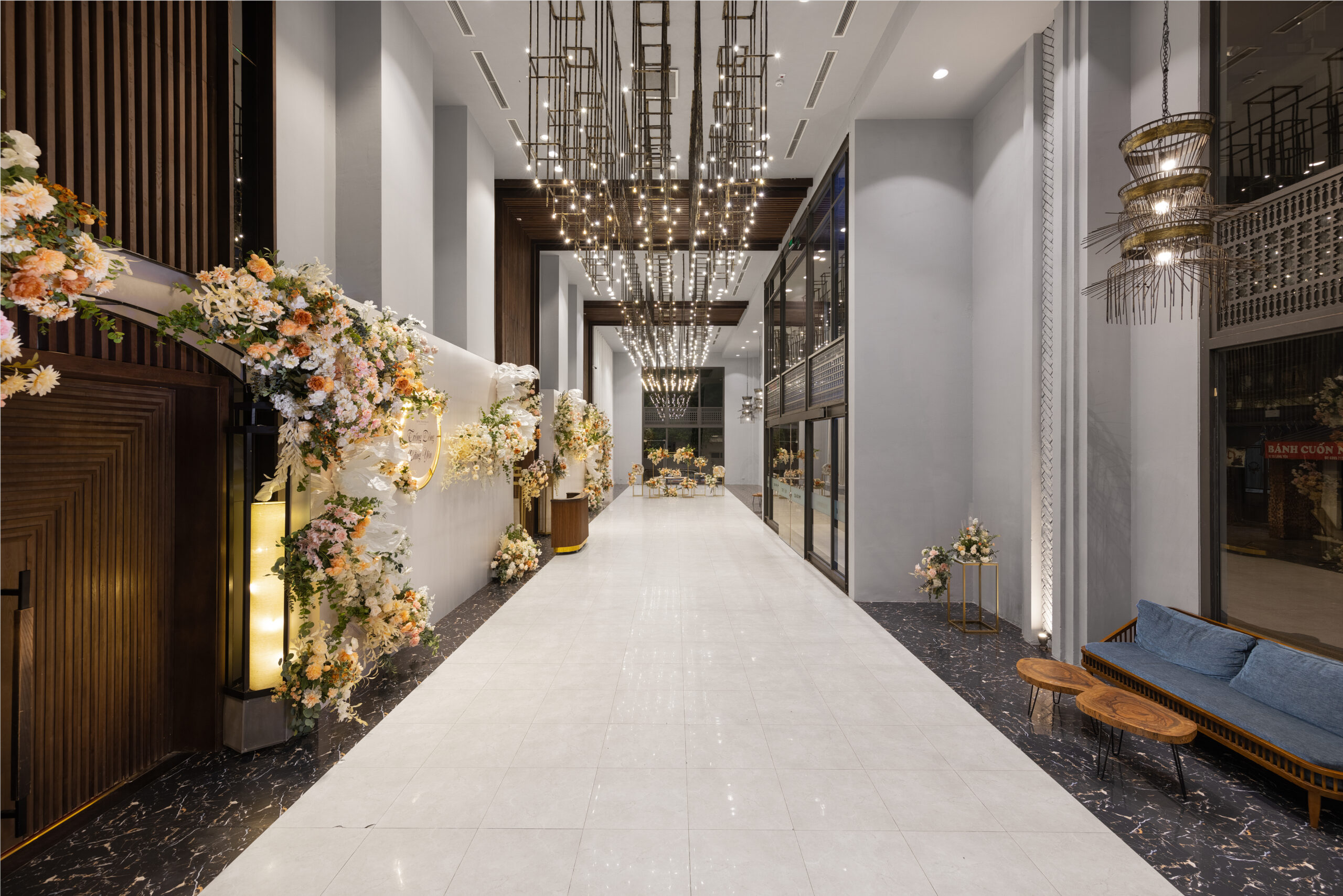 sảnh đón khách tiệc cưới 500 khách Trống Đồng Lãng Yên đèn chùm pha lê