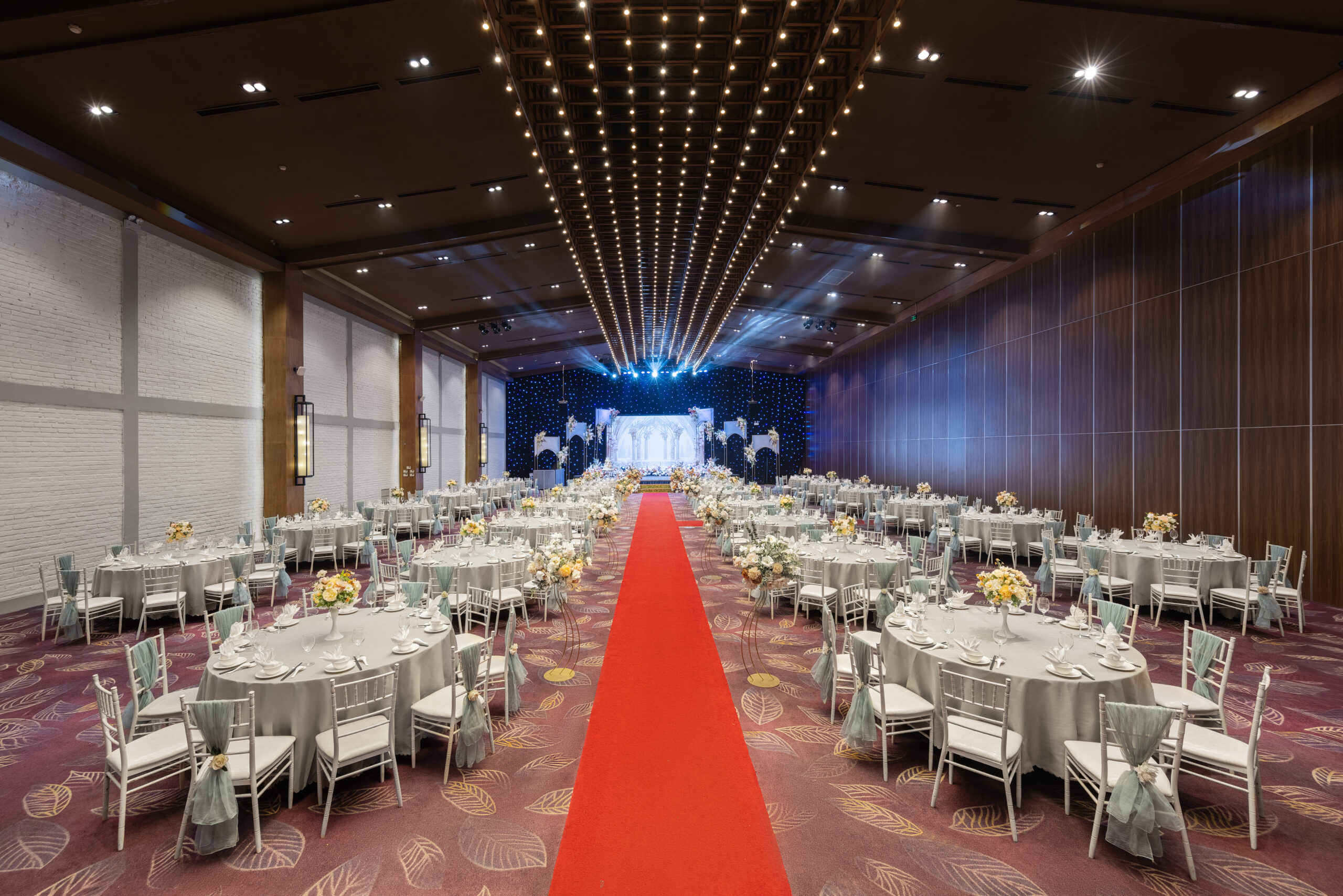 setup tiệc cưới 500 khách Trống Đồng sảnh thảm đỏ ghế chiavari bạc