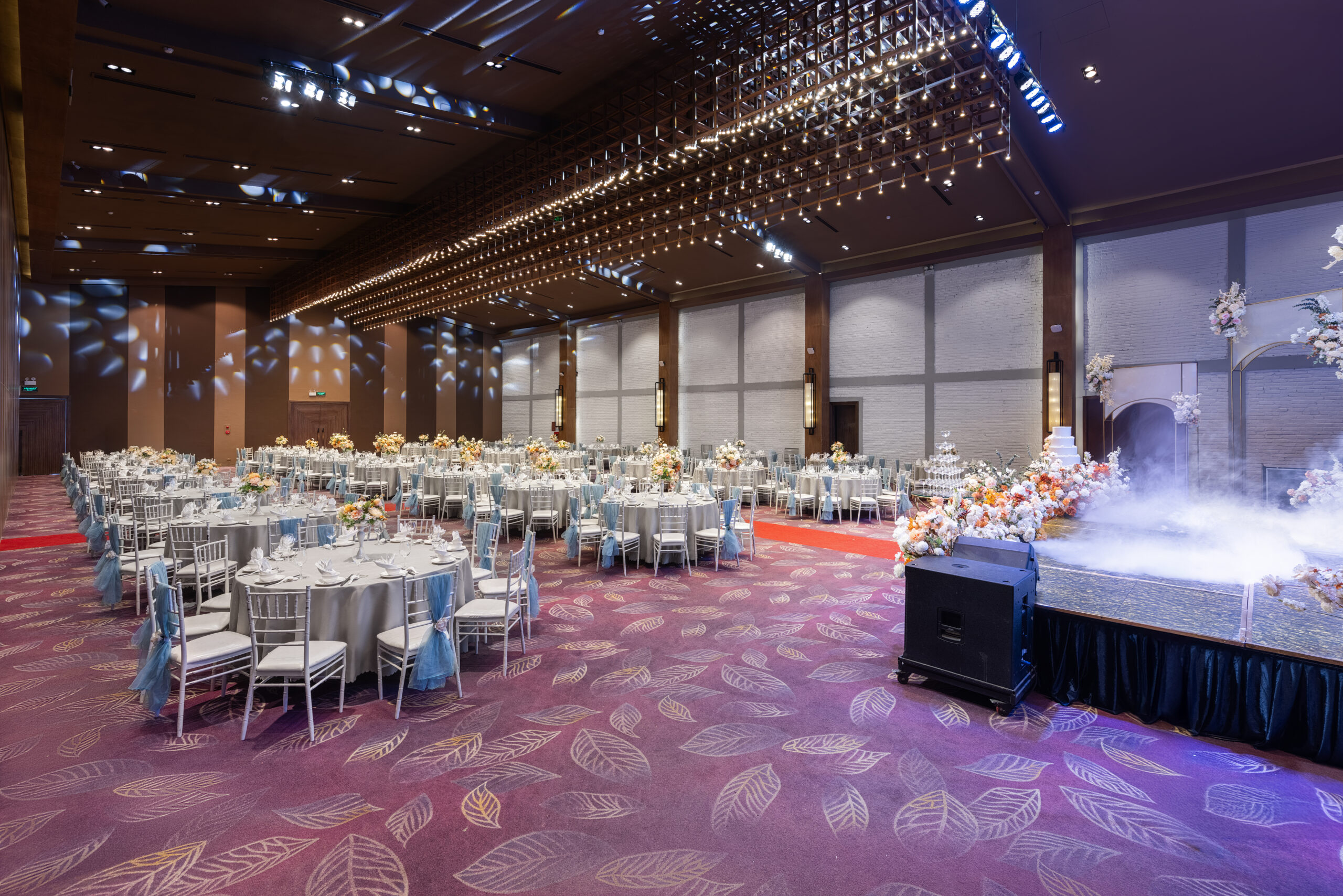 sảnh tiệc cưới 500 khách Trống Đồng Lãng Yên concept ghế chiavari nơ xanh