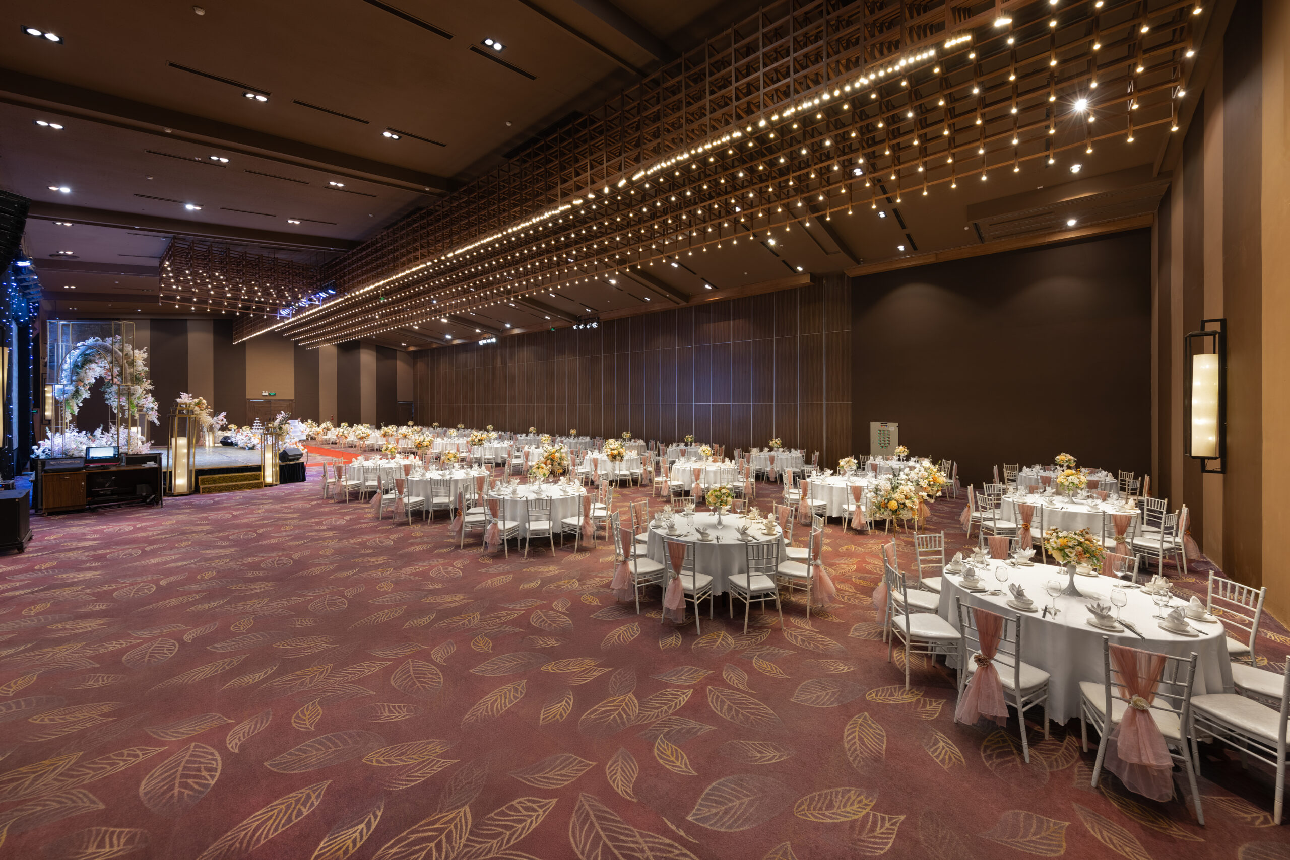 sảnh tiệc cưới 500 khách Hà Nội Trống Đồng Lãng Yên trần gỗ caro đèn LED