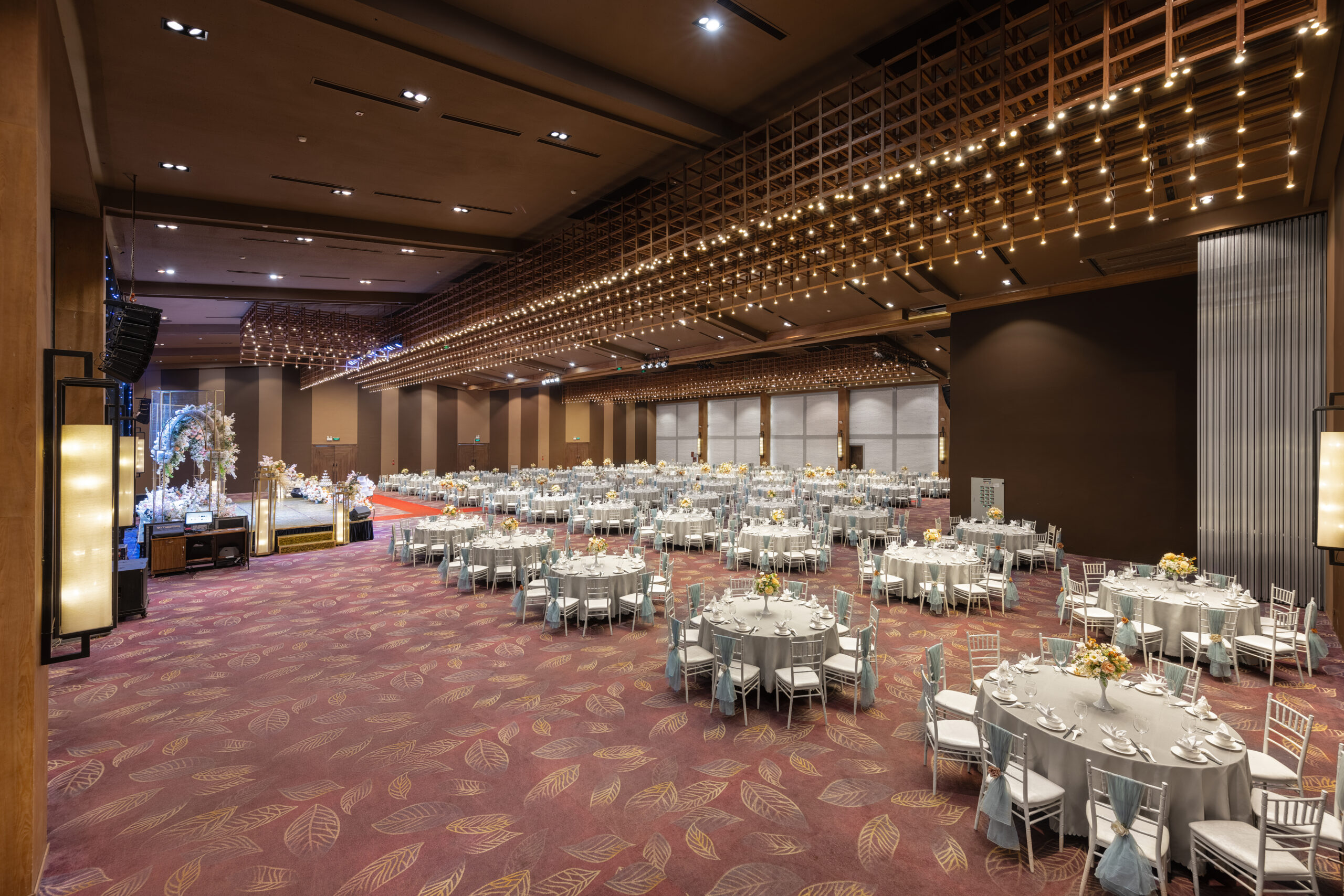 sảnh tiệc cưới 500 khách Trống Đồng Lãng Yên toàn cảnh trần gỗ caro vàng