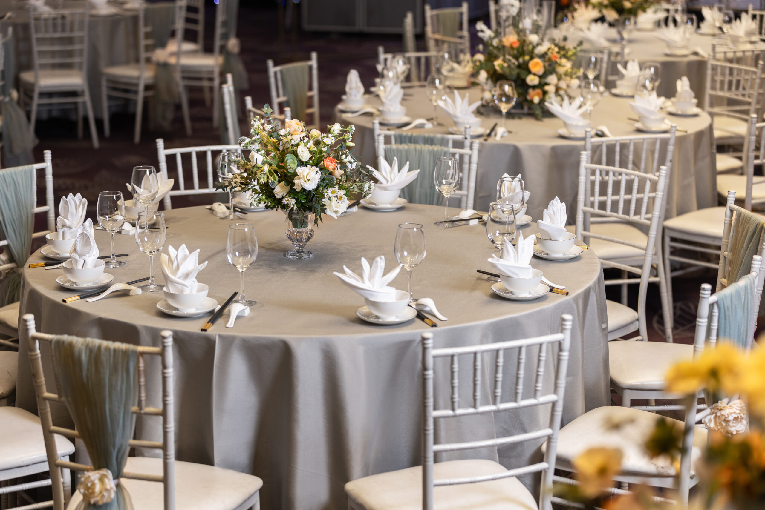 bàn tiệc cưới 700 khách Trống Đồng Lãng Yên setup khăn xám hoa cam khăn ăn hình hoa sen