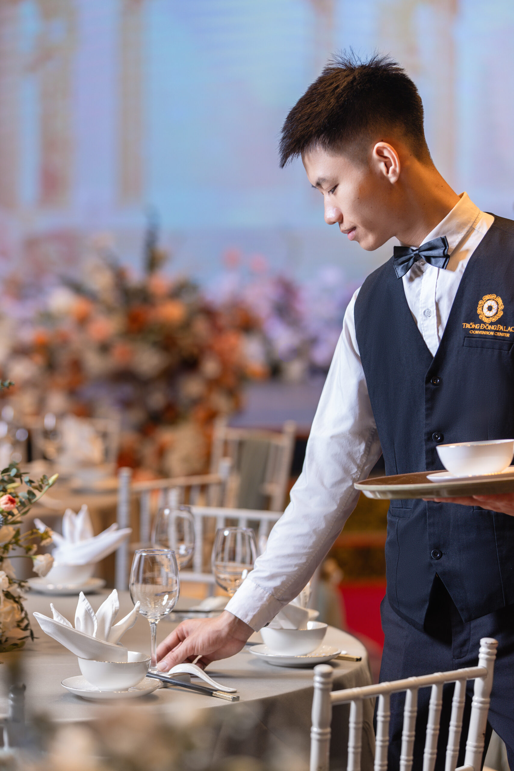 nhân viên phục vụ tiệc cưới 700 khách Trống Đồng Palace đồng phục vest