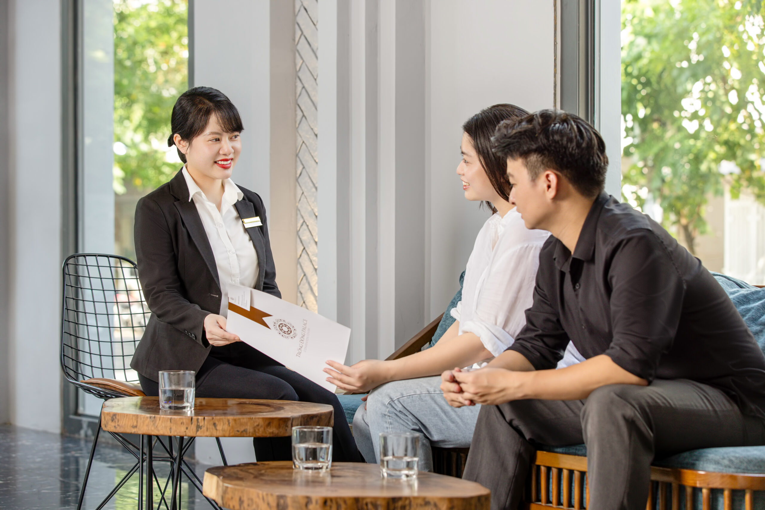 buổi tư vấn tiệc cưới 700 khách Trống Đồng Palace cặp đôi gặp chuyên viên