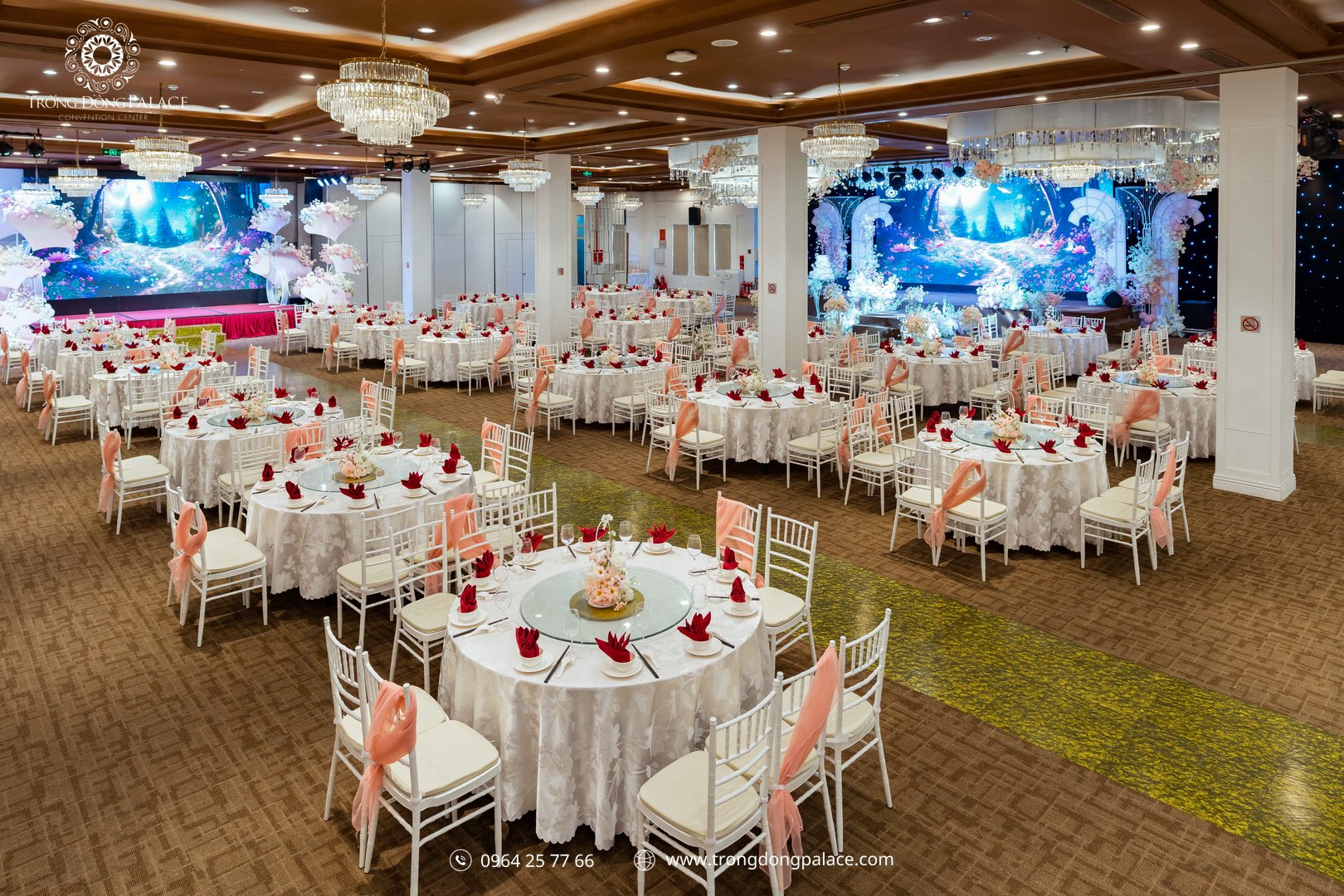 sảnh tiệc cưới Mễ Trì bàn tròn khăn ren ghế chiavari hồng màn LED