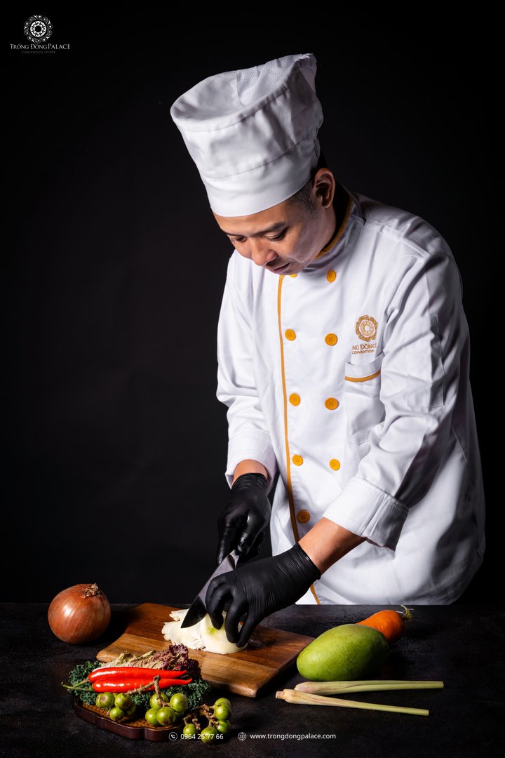 Bếp trưởng Trống Đồng Palace chuẩn bị thực đơn đám cưới mùa hè