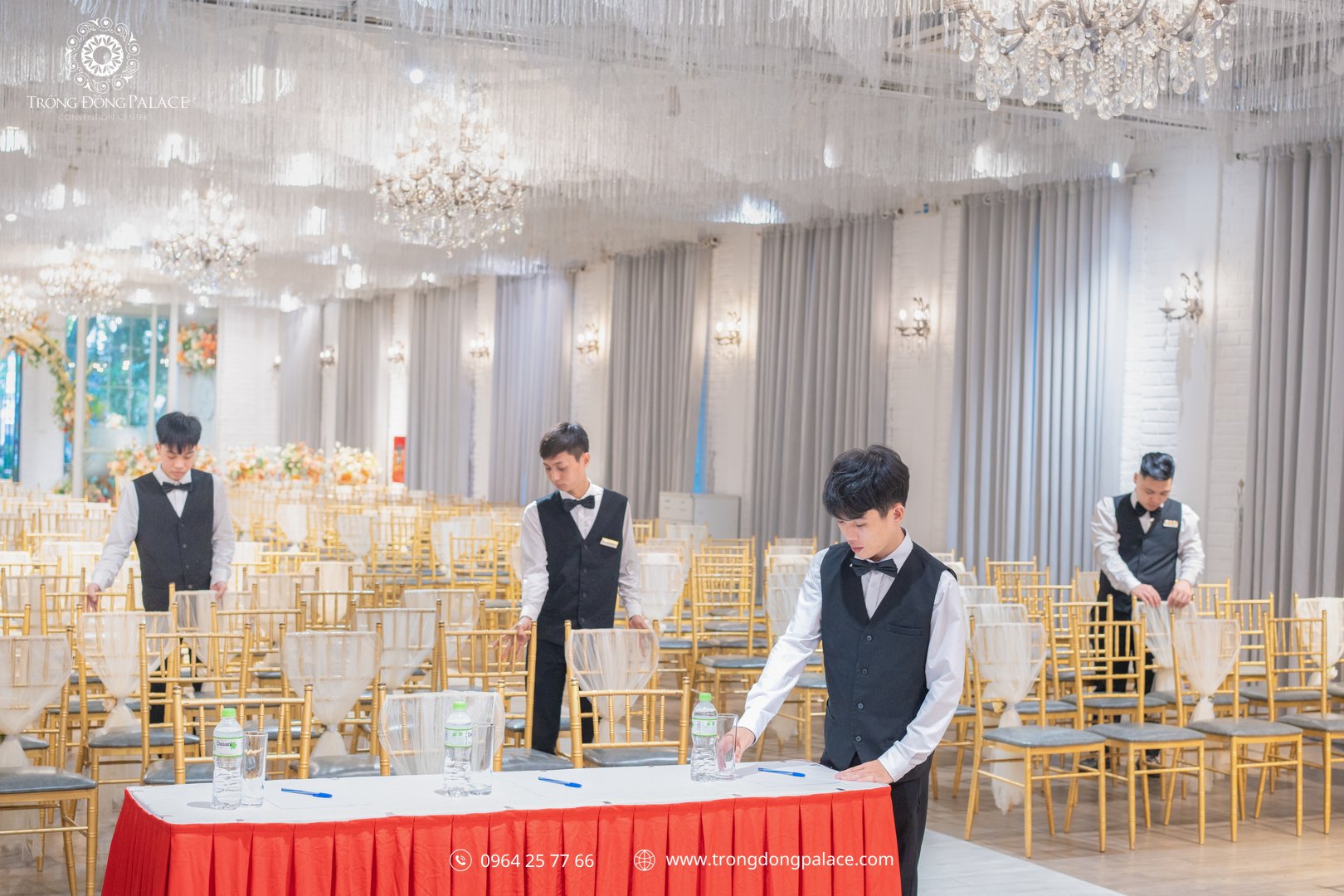 Đội ngũ phục vụ set up tiệc cưới tại Trống Đồng Palace