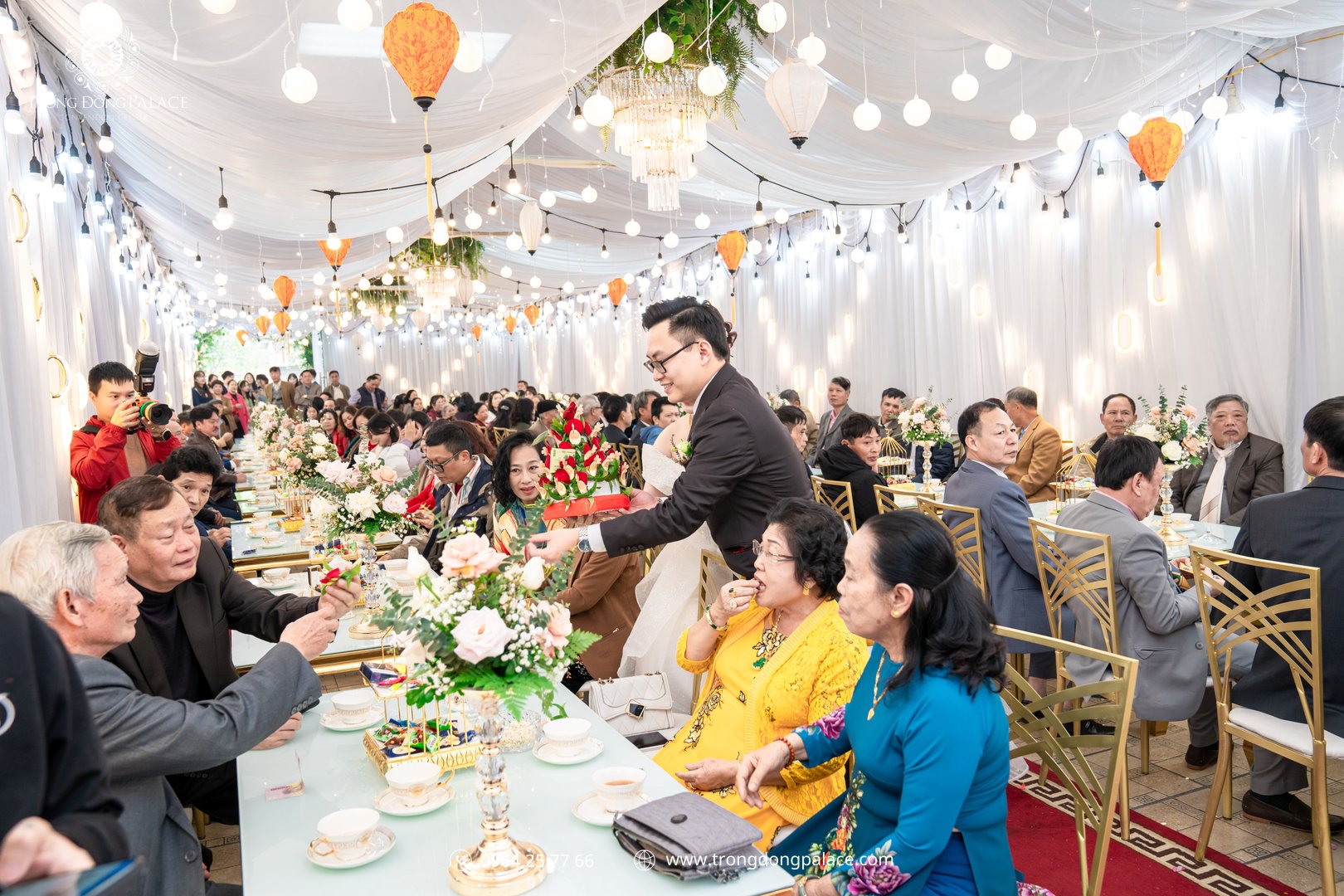 Đội ngũ vận hành tiệc cưới mùa hè chuyên nghiệp tại Trống Đồng Palace