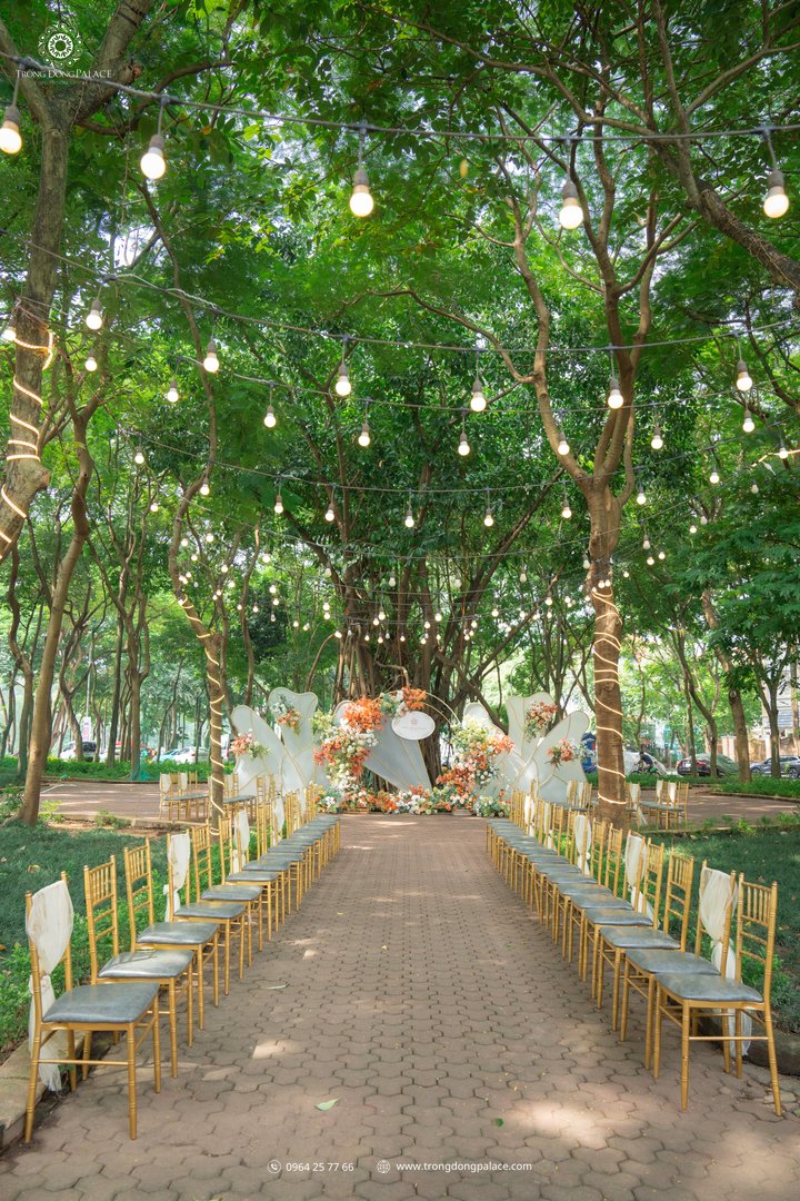 Lối đi lễ cưới ngoài trời mùa hè với đèn bulb trang trí