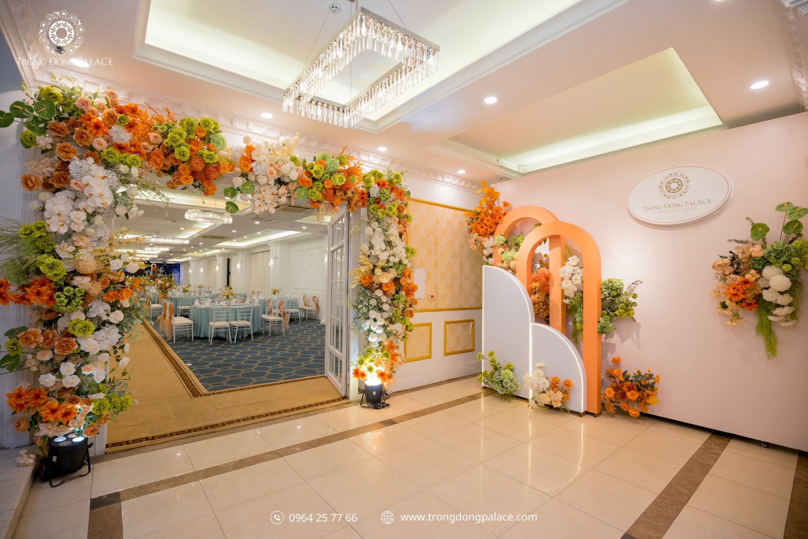 Sảnh tiệc cưới tại Trống Đồng Palace với không gian rộng và ánh đèn ấm áp