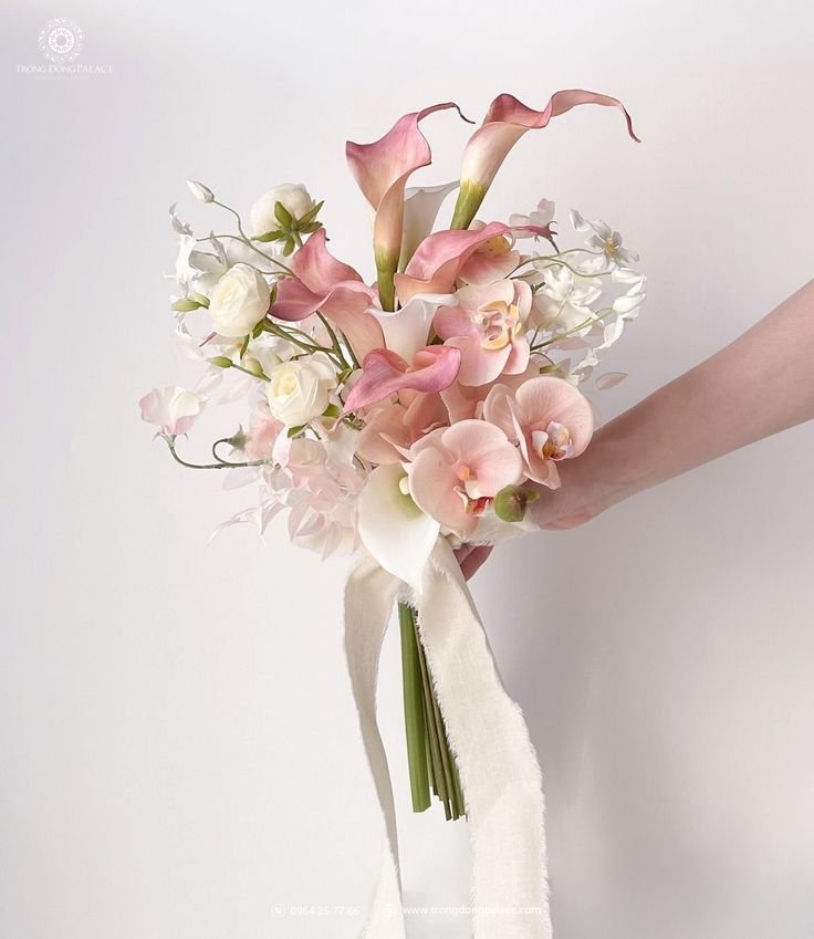 mẫu hoa cưới cầm tay hiện đại phong cách editorial 2026 lan hồ điệp hồng calla lily
