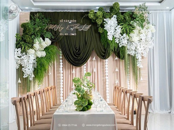 hoa để bàn Greenery lá xanh hiện đại bàn dài tiệc cưới 2026
