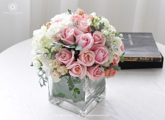 hoa để bàn đám cưới tông trắng kem pastel hoa hồng hồng lọ thủy tinh trong