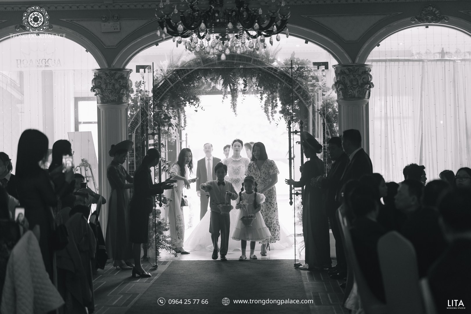 Cô dâu bước vào lễ đường qua vòm hoa tại sảnh Hoàng Gia Trống Đồng Palace