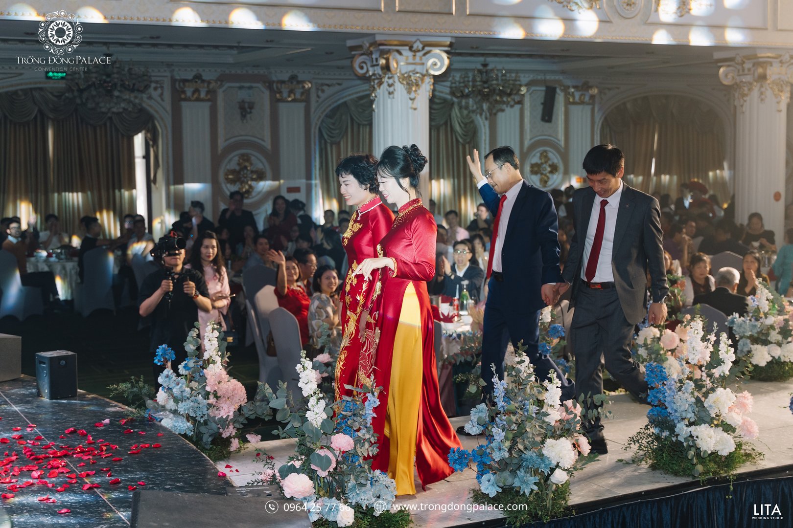Cô dâu trong trang phục áo dài đỏ truyền thống tại tiệc cưới Trống Đồng Palace