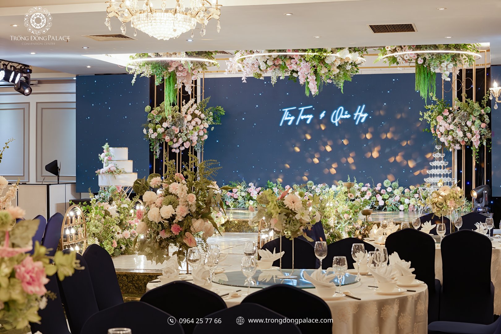 hoa để bàn đám cưới đẹp không gian sảnh tiệc Trống Đồng Palace