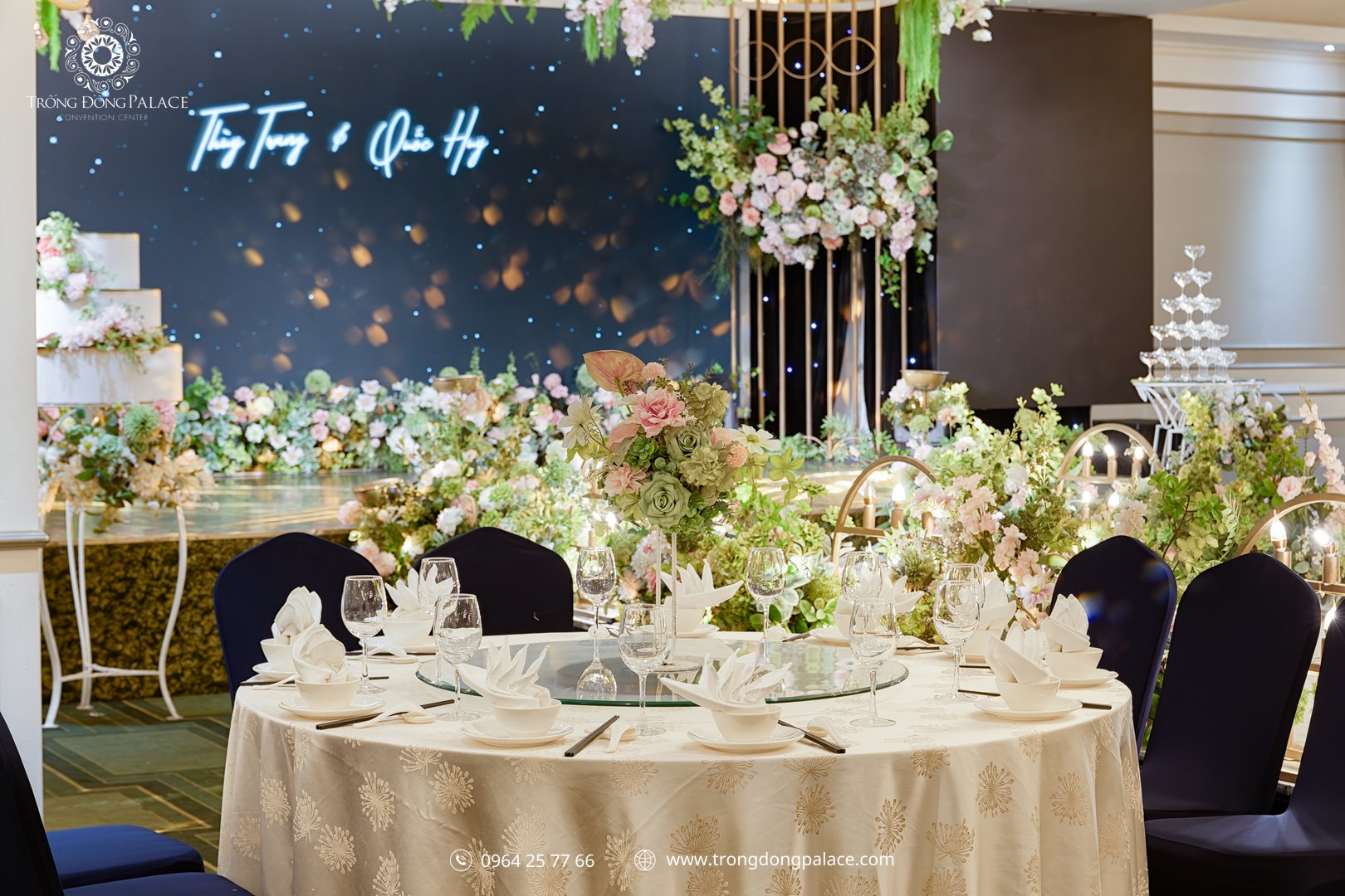hoa bát để bàn đám cưới bàn tròn Trống Đồng Palace tone hồng pastel xanh lá