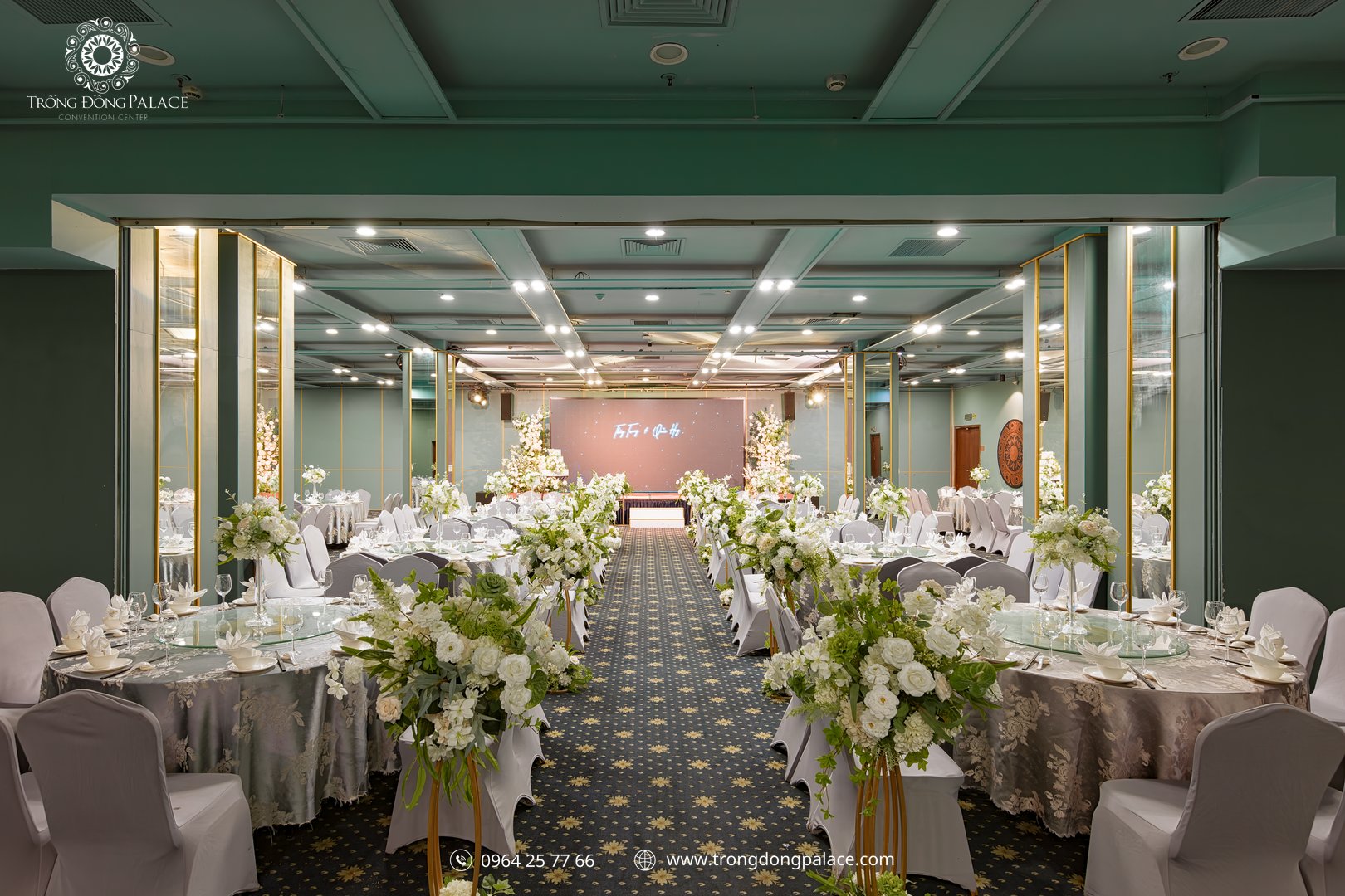 sảnh tiệc cưới Trống Đồng Palace trang trí hoa trắng dọc lối đi ballroom