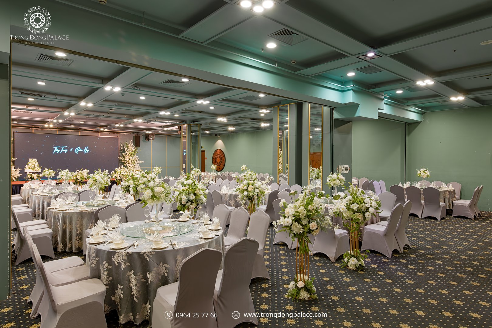 Chi tiết trang trí bàn tiệc cưới với hoa tươi tại Trống Đồng Palace Hà Nội