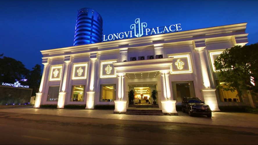 Long Vĩ Palace nổi bật với khu vực chờ rộng rãi và bãi đỗ xe thuận tiện