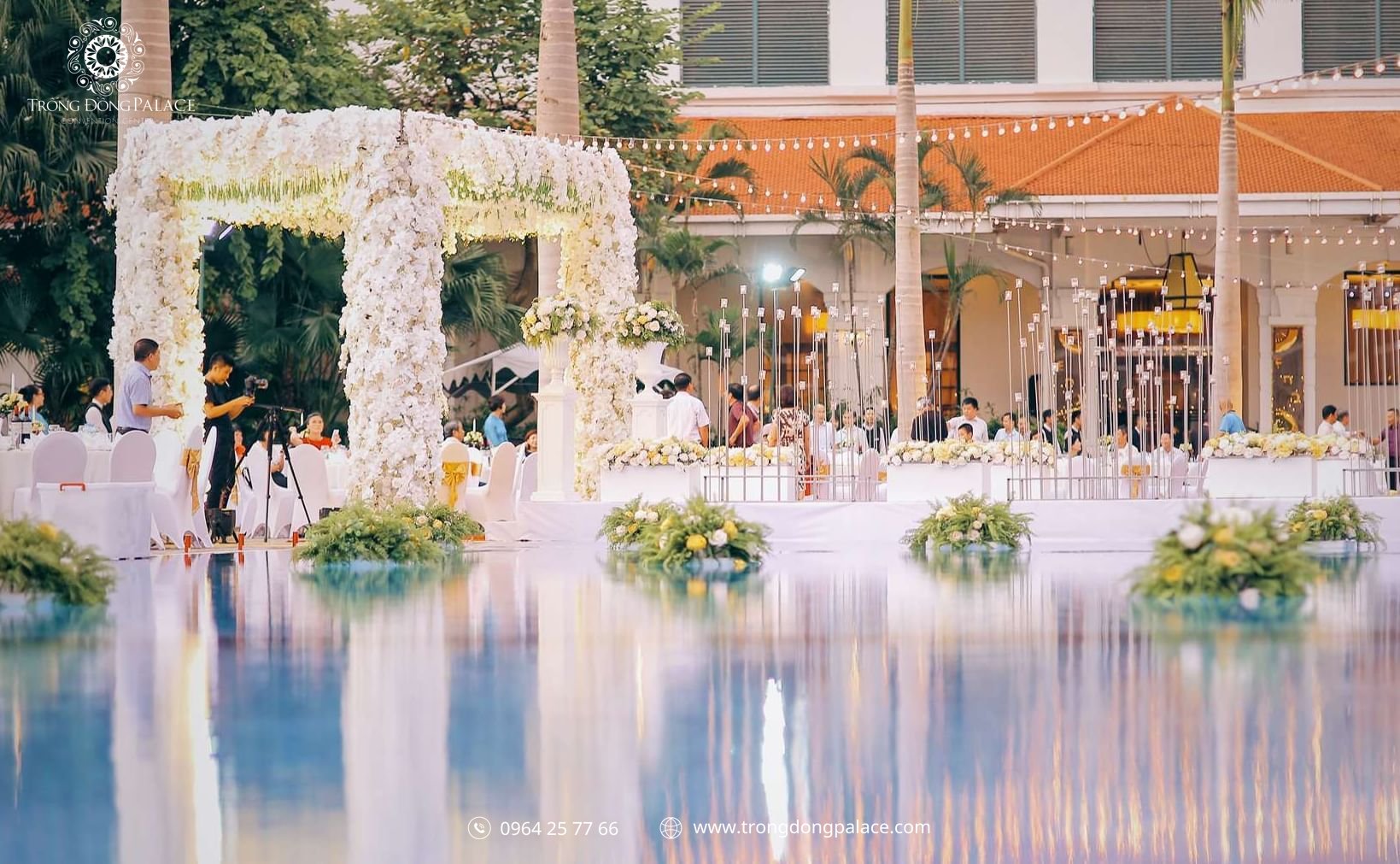 Phòng đại tiệc đèn chùm cổ điển tại Hanoi Daewoo Hotel Kim Mã Ba Đình
