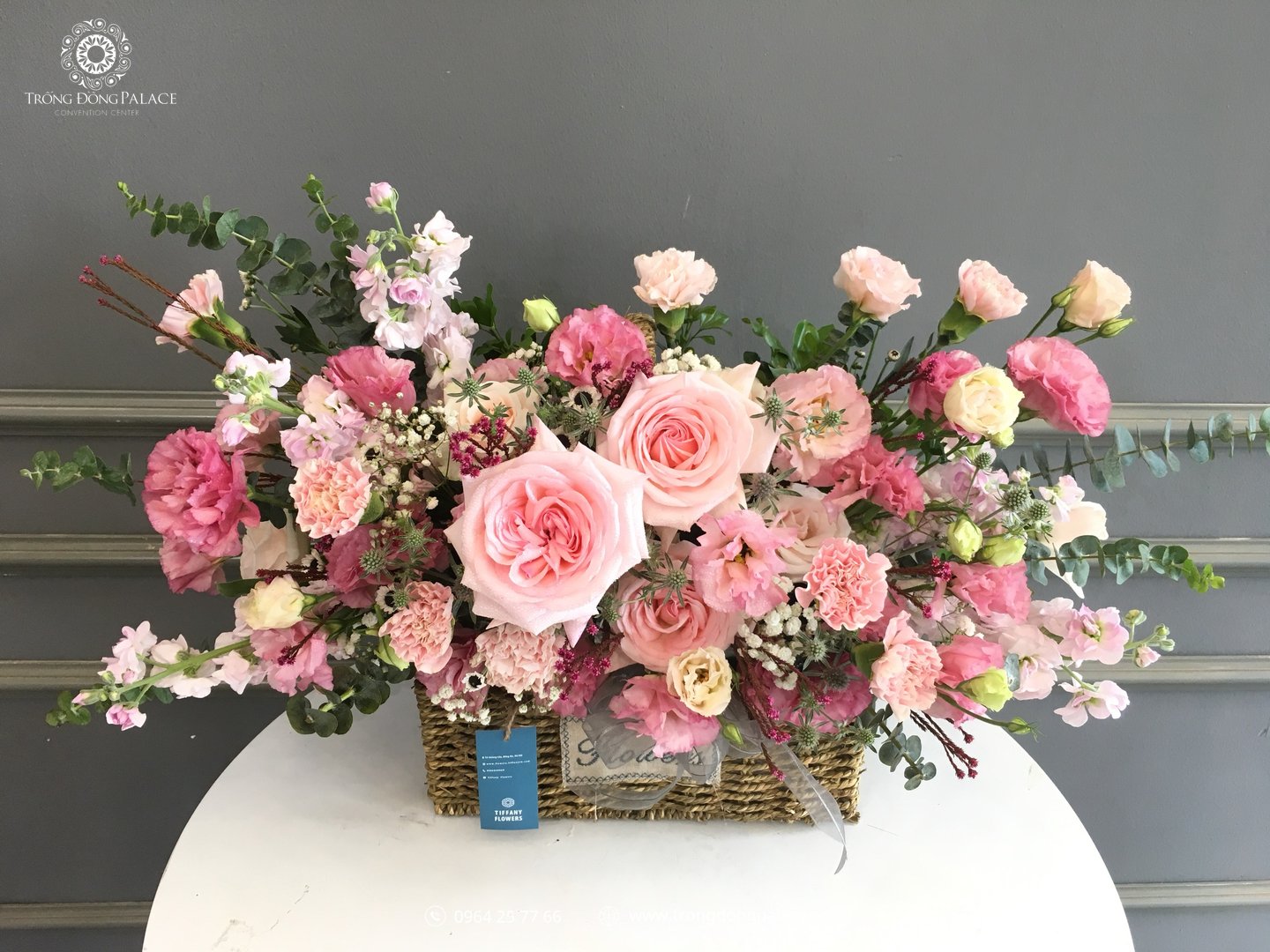 giỏ hoa để bàn đám cưới phong cách Rustic hoa hồng Ohara hồng phấn