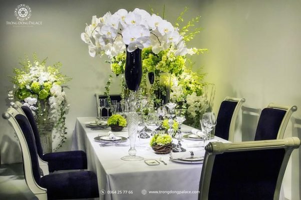 hoa để bàn đám cưới sang trọng Luxury lan hồ điệp trắng bình đen chân cao
