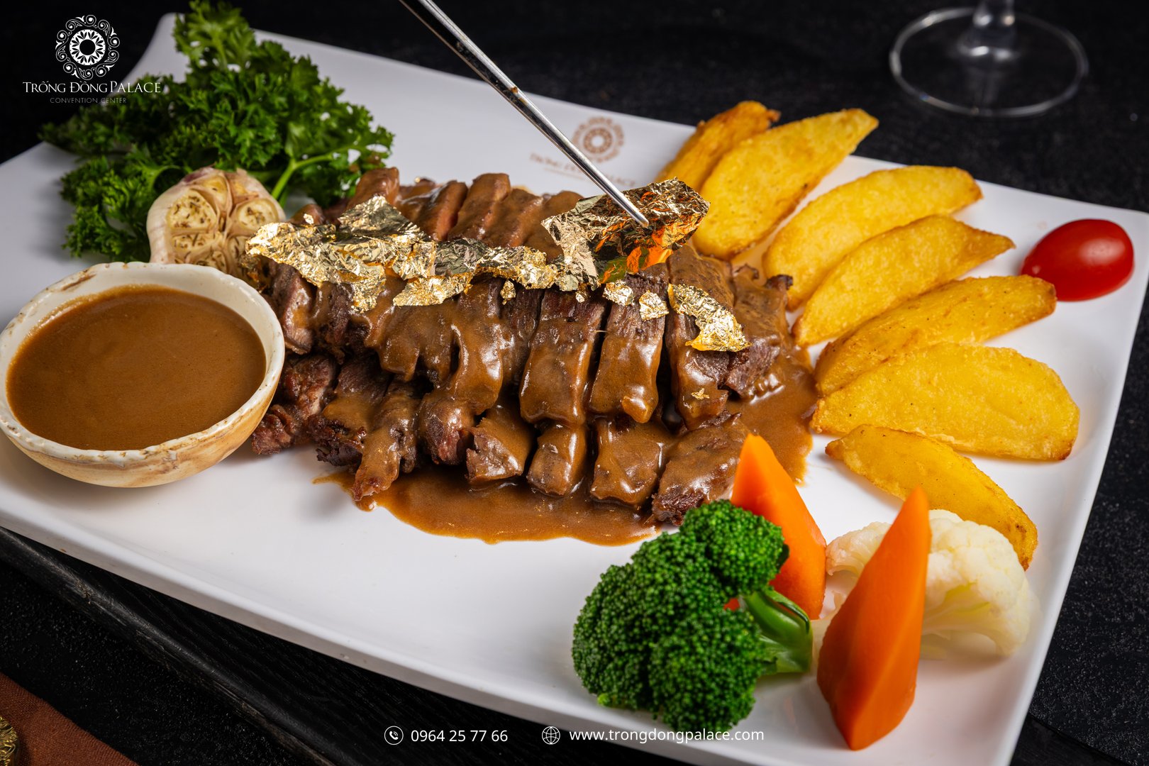 Bò thăn sốt tiêu món chính set menu gala dinner Âu