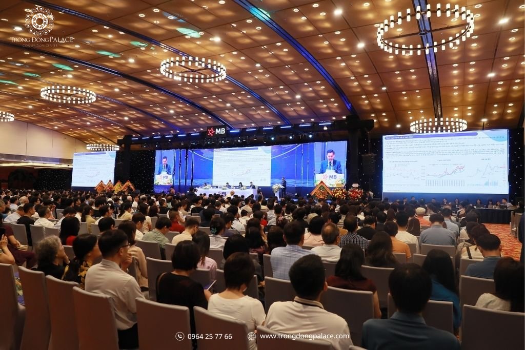 Toàn cảnh hội nghị cổ đông quy mô lớn với hệ thống màn hình LED tại trung tâm hội nghị