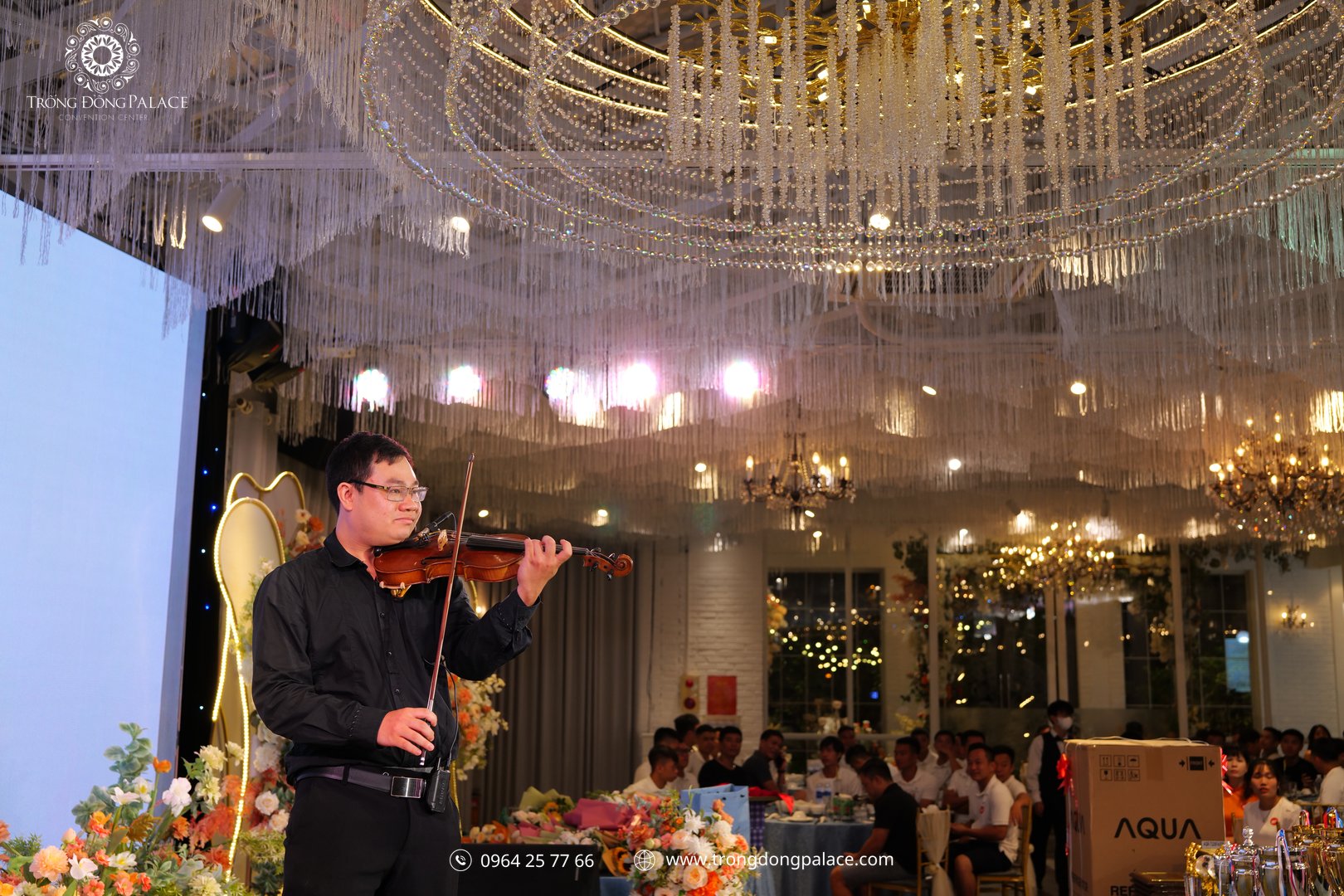 Đêm nhạc nhẹ doanh nghiệp với nghệ sĩ violin trình diễn trong không gian sang trọng