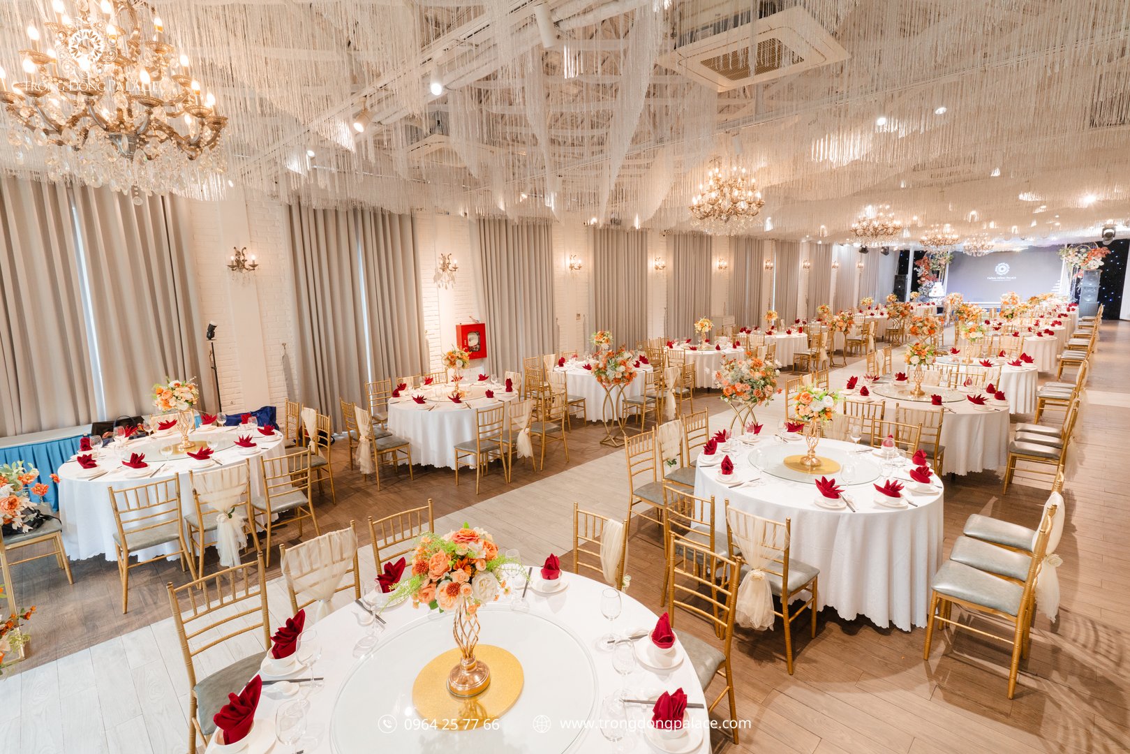 Sảnh tiệc rèm trắng địa điểm tổ chức year end party Hà Nội Trống Đồng Linh Đàm