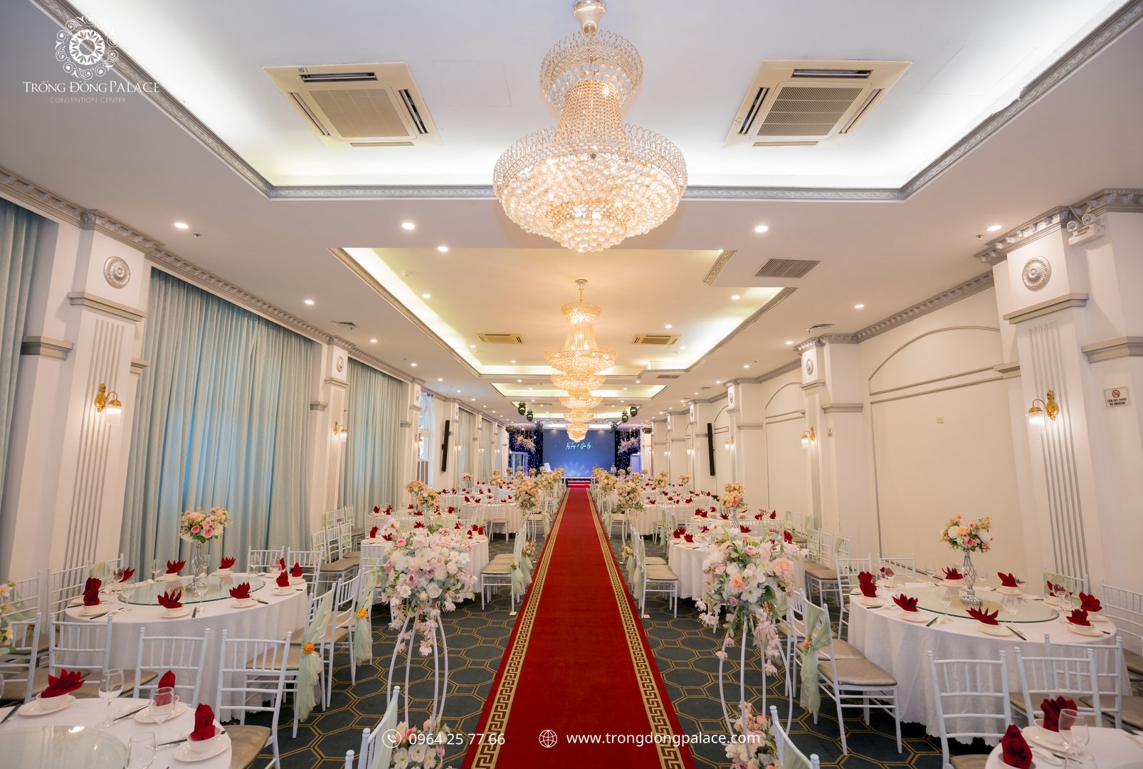 Sảnh đèn chùm pha lê địa điểm tổ chức year end party Hà Nội Trống Đồng Quán Sứ