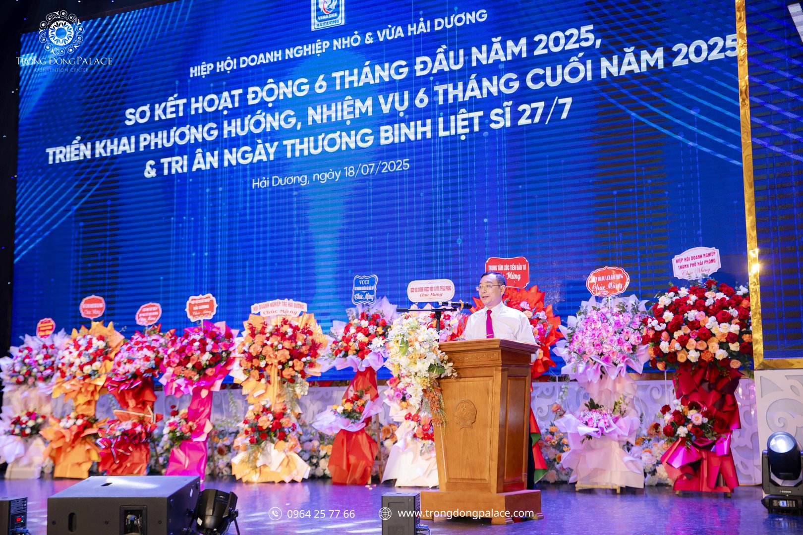Hội nghị sơ kết doanh nghiệp giữa năm với phần phát biểu của ban lãnh đạo trước toàn thể thành viên