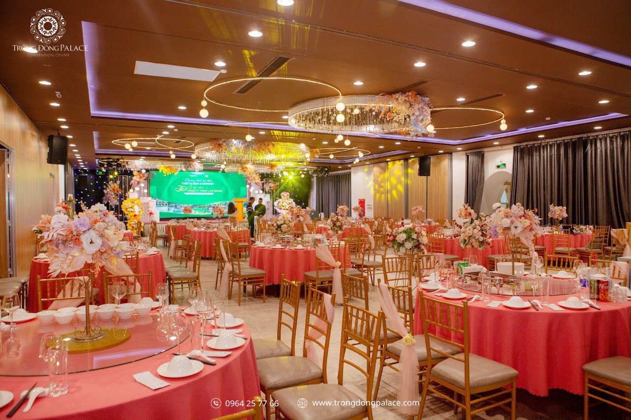 Sảnh tiệc kỷ niệm thành lập doanh nghiệp được trang trí trang trọng tại Trống Đồng Palace