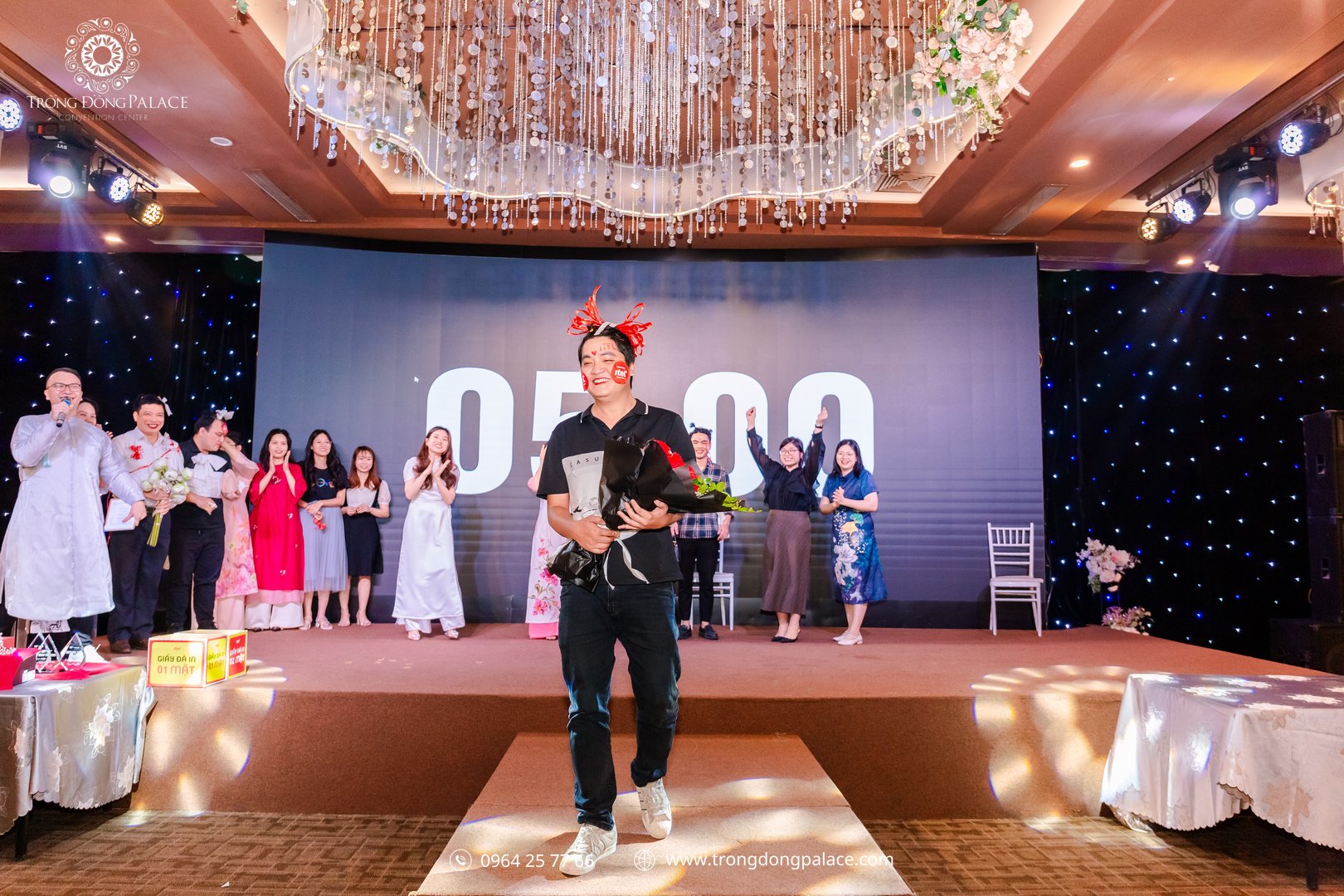 Team building trong nhà với sân khấu catwalk tại trung tâm sự kiện doanh nghiệp