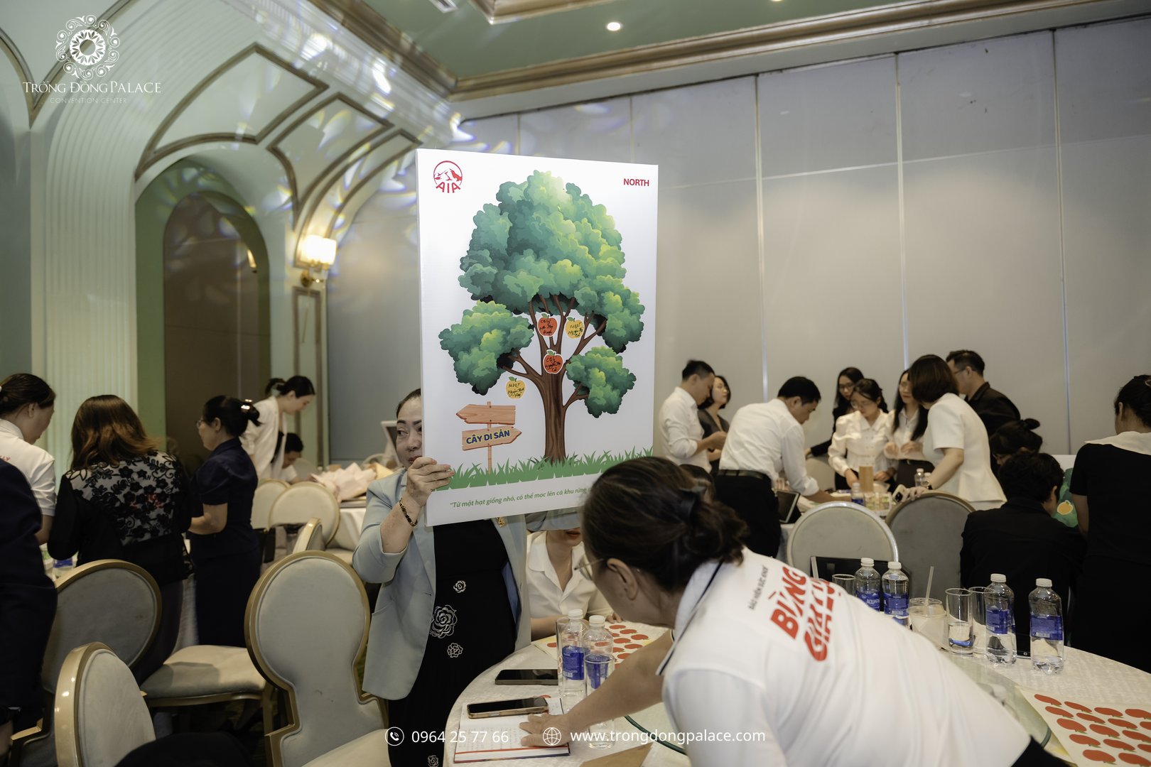 Workshop doanh nghiệp tương tác với các nhóm làm việc trong không gian phòng họp linh hoạt