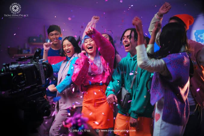 y tuong year end party phong cach y2k cho nhan su tre